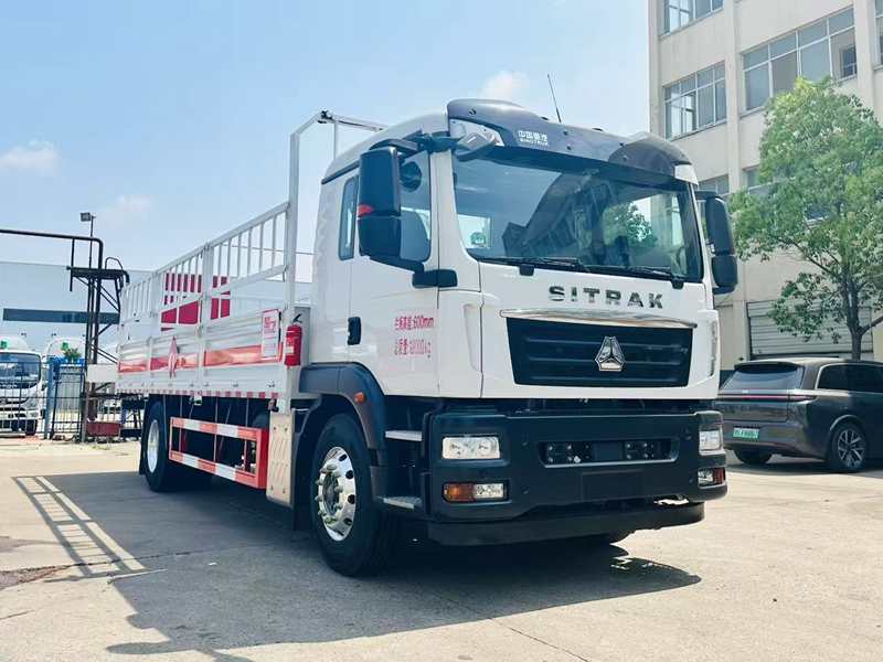 重汽汕德卡气瓶运输车