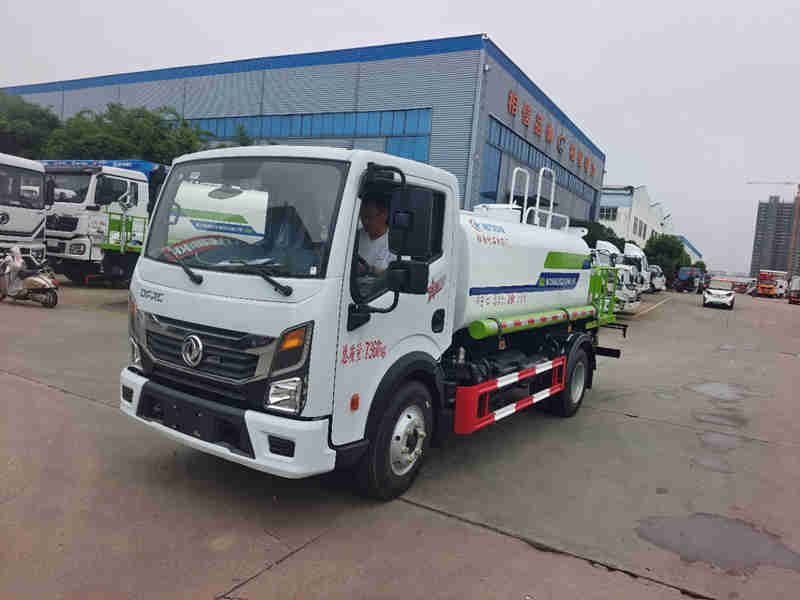 东风5方洒水车